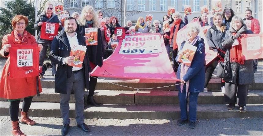 Fahne am Schwerter Rathaus erinnert an ungerechte Bezahlung Bürgermeister Dimitrios Axourgos unterstützt Birgit Wippermann (links) und Schwerter Frauen in ihrem Kampf um Lohngerechtigkeit.