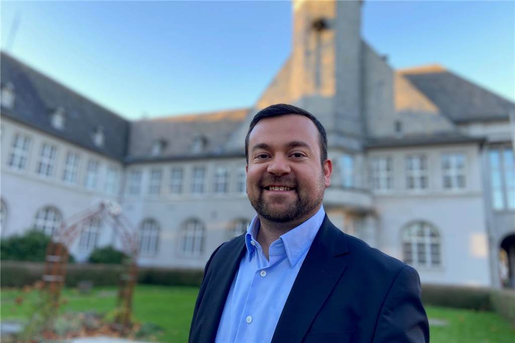 Bürgermeister Dimitrios Axourgos vor dem Rathaus.