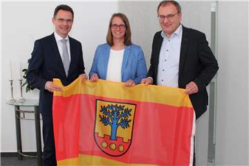 Bürgermeister Dr. Bert Risthaus (l.) und Fachbereichsleiter Helmut Sunderhaus freuen sich auf die Zusammenarbeit mit Wirtschaftsförderin Simone Böhnisch.