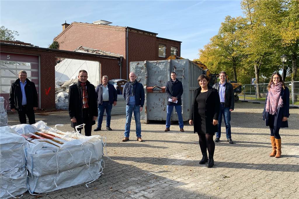 Hit-Markt Ascheberg: Neuer Investor äußert sich zu Zeitplan für Vollsortimenter Bürgermeister Dr. Bert Risthaus, Verwaltungsmitarbeiter, Vertreter des Investorenunternehmens Ten Brinke, Bernd Eink von der Abriss-Firma Lukassen aus Ahaus und Simone Böllinger vom Hit-Mutterkonzern Dohle aus Siegburg waren am Dienstag (13. Oktober) auf dem Gelände der alten Rettungswache in Ascheberg zusammgekommen.