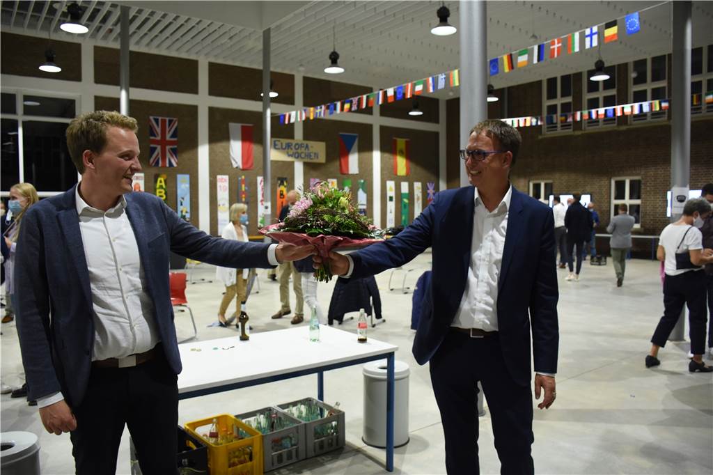 Tom Tenostendarp: „Das ist Wahnsinn, das ist einfach unfassbar“ Bürgermeister Dr. Christoph Holtwisch (r.) gratulierte seinem Nachfolger Tom Tenostendarp.