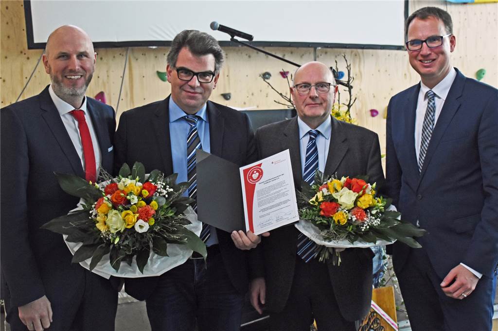 Ehrenamtspreis für den Heimatverein Vreden: „Meilenstein in 94 Jahren Vereinsgeschichte“ Bürgermeister Dr. Christoph Holtwisch (r.) und Markus Thesing von der Sparkassen-Stiftung (l.) haben den Ehrenamtspreis an Guido Leeck (2.v.l.) und Markus Krandick vom Heimatverein Vreden übergeben.