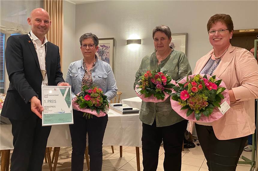 Landfrauen, „Plattdeutscher Krink“ und Frauenschützen ausgezeichnet Bürgermeister Franz Josef Weilinghoff ehrte die Landfrauen für ihr Engagement und ihren Einsatz in der Cordonazeit mit dem ersten Preis beim Heimat-Preis.