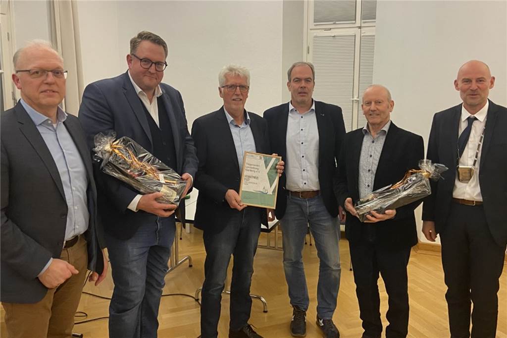 Abriss und Neubau Burgschänke: Bauantrag gestellt, Bangen geht weiter Bürgermeister Franz-Josef Weilinghoff (r.) überreichte Vertretern des Förderverein um Markus Jasper (2 v.l.) und Jürgen Lammers (3. v.r.) den Heimatpreis 2022.