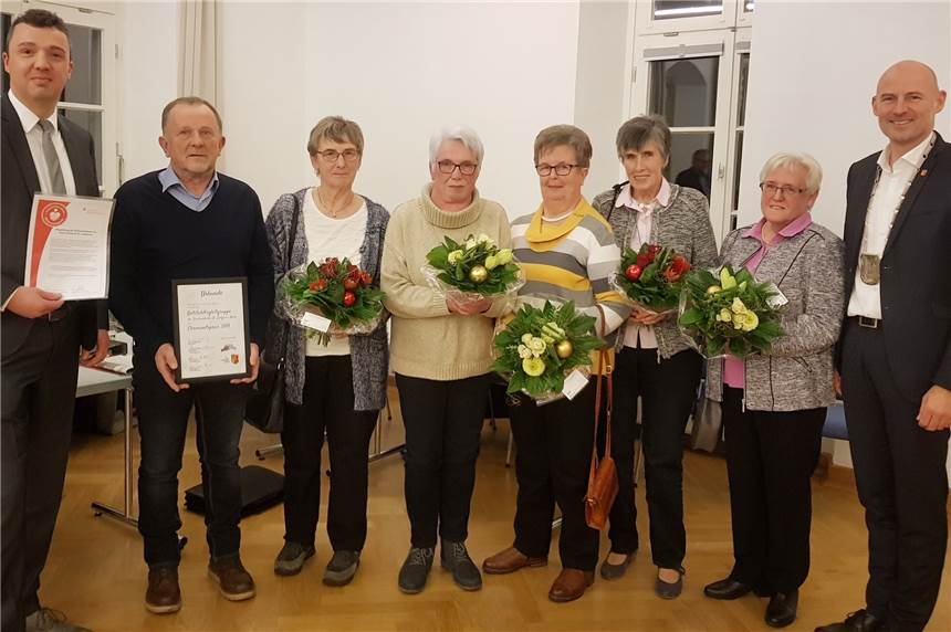 „Rollstuhlbegleitergruppe“ des St. Ludgerus Altenheims erhält den Ehrenamtspreis 2019 Bürgermeister Franz-Josef Weilinghoff (r.) und Christian Niehues (l.) von der Sparkasse Westmünsterland überreichten den mit 1500 Euro dotierten Ehrenamtspreis 2019.