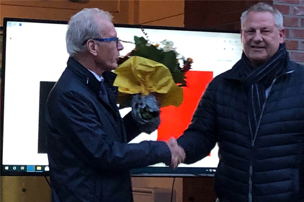 Dieter Berkemeier ist neuer Bürgermeister der Gemeinde Legden Bürgermeister Friedhelm Kleweken gratulierte seinem Amtsnachfolger Dieter Berkemeier.
