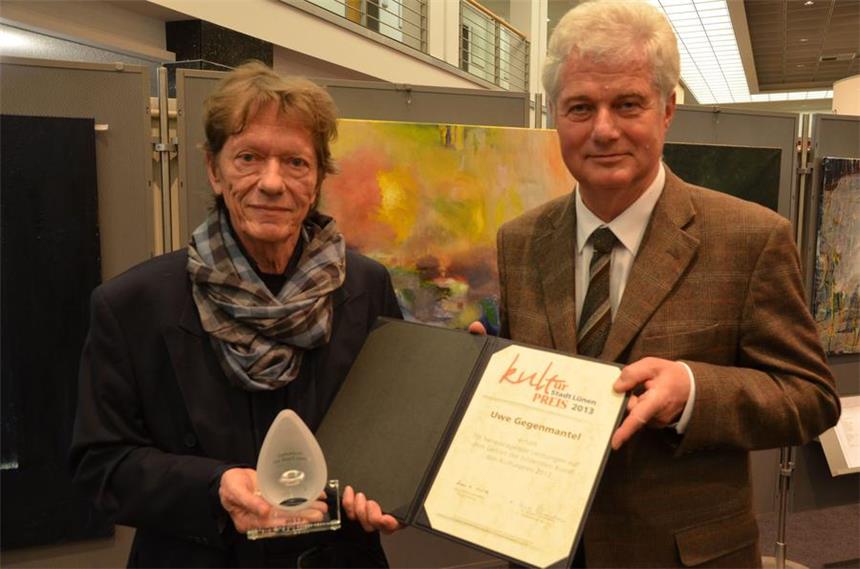 Uwe Gegenmantel erhält Lüner Kulturpreis 2013 Bürgermeister Hans Wilhelm Stodollick (r.) überreichte Uwe Gegenmantel den Kulturpreis 2013 samt Urkunde.