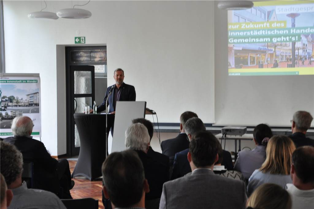 Stadtgespräch: Einzelhändler fordern mehr Mitspracherechte und besseres Stadtmarketing Bürgermeister Jürgen Kleine-Frauns begrüßte die Gäste.