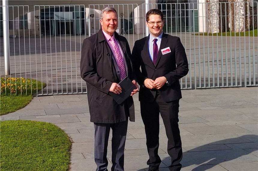 Bürgermeister fordert in Berlin mehr Geld für wichtige Hilfen in Lünen Bürgermeister Jürgen Kleine-Frauns (l.) war mit seinem persönlichen Referenten Dr. Christian Klicki im Bundeskanzleramt in Berlin. Dort machten sich die beiden für mehr finanzielle Hilfe für Städte wie Lünen stark.