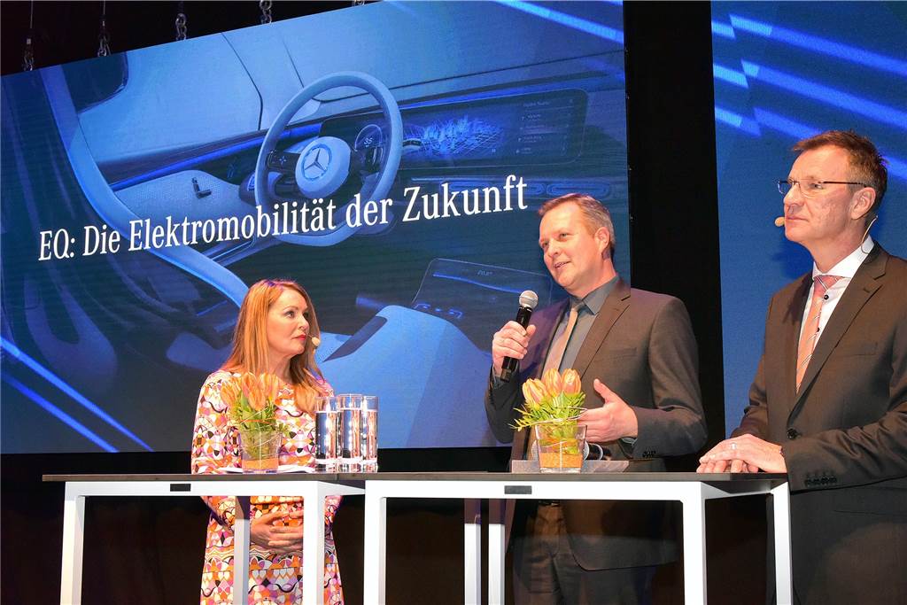 Ex-Mercedes-Fläche: Stadt bleibt klare Antworten zum Tauschgeschäft schuldig Bürgermeister Jürgen Kleine-Frauns (M.) bei der Eröffnung des Mercedes-Benz-Centers am Lindenplatz im Januar 2018.