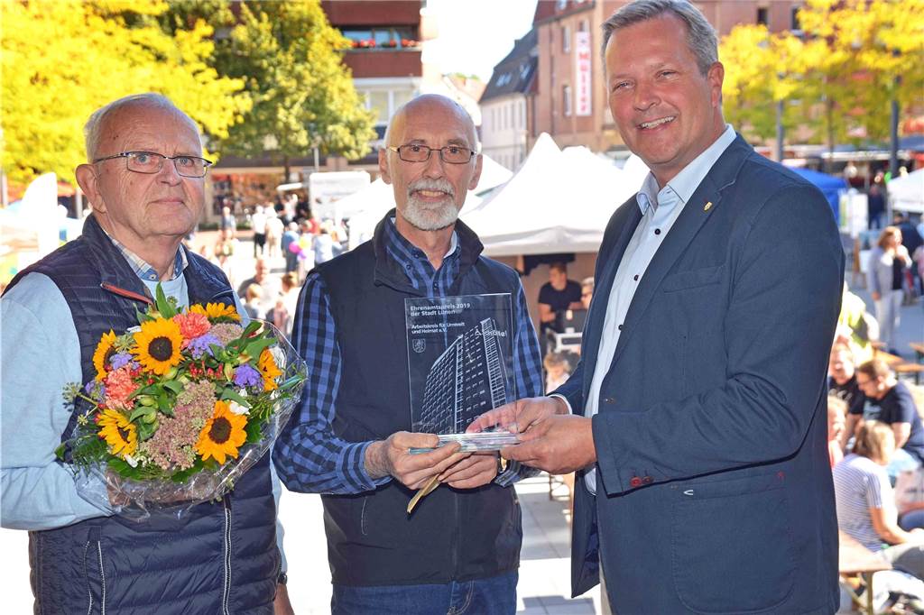 Ehrenamtspreis würdigt das Engagement für Natur und Heimatgeschichte Bürgermeister Jürgen Kleine-Frauns (r.) überreichte den diesjährigen Ehrenamtspreis der Stadt Lünen an den Arbeitskreis für Umwelt und Heimat, vertreten durch Friedrich Angerstein (M.) als Vorsitzenden und Manfred Scholz (l.) als Ehrenvorsitzenden und Mitgründer.