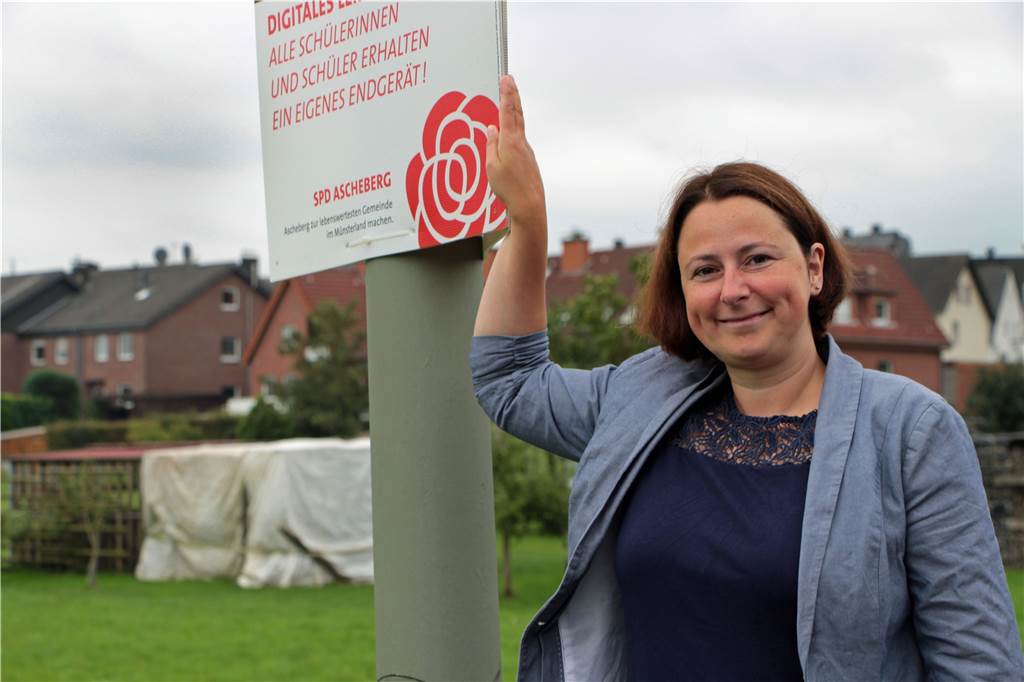 Monika Verspohl: „Die Bürger sollen stolz auf ihre Gemeinde Ascheberg sein“ Bürgermeister-Kandidatin Monika Verspohl an einem Wahlplakat ihrer Partei vor dem geplanten Gewerbegebiet Ondrup.