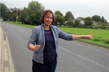 Bürgermeister-Kandidatin Monika Verspohl weist auf das geplante Gewerbegebiet Ondrup hin, in dem die neue Feuerwache Herbern entstehen soll.