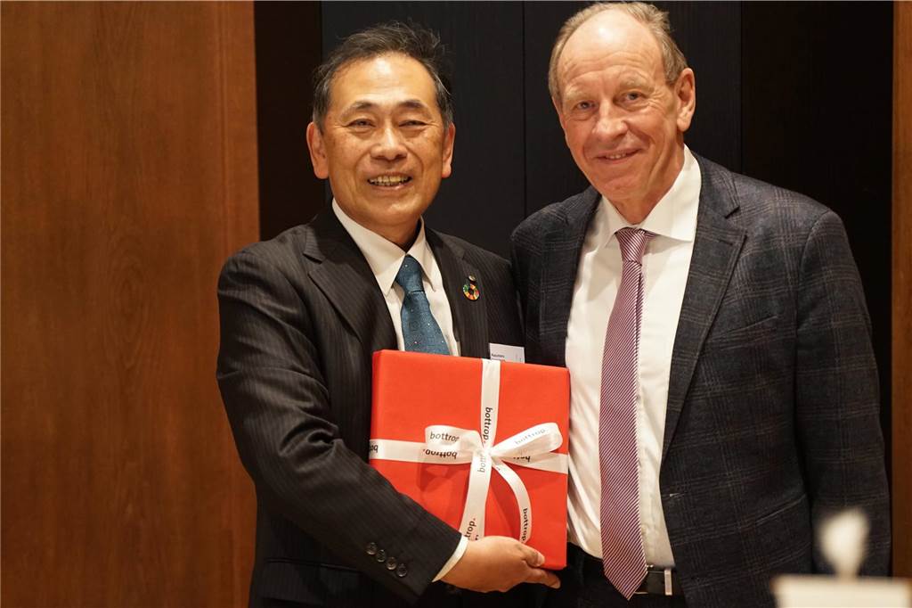 Bürgermeister Kazumaru Yamamoto überreicht Gastgeschenke an Oberbürgermeister Bernd Tischler