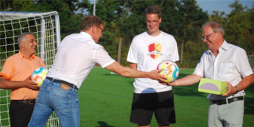Kunstrasenplatz im Dahl ist nun offiziell eröffnet: „Endlich im Winter Fußball spielen!“ Bürgermeister Lothar Christ (2.v.l.) übergab den Vereinsvertretern Mohammed Amer, André Wagner und Harald Wohlfahrt (v.l.) Geschenke zur Eröffnung des Kunstrasens.