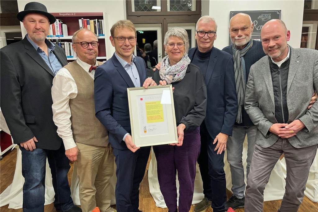 Kritik an Buch von Schauspielerin Caroline Peters, Kunden lieben es Bürgermeister Lothar Christ (3. v. l.) überreichte die Kulturpreisträger-Urkunde an die Hauptakteure des Litera-Turniers: (v. l.) Magnus See, Hartmut Marks, Liane Jäger, Dieter Vatheuer, Ludger Burmann und Hubertus Waterhues.