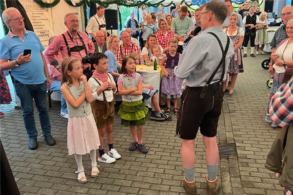 Bürgermeister Lothar Christ begrüßt launig die Gäste im Klostergarten.