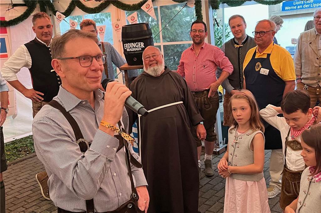 Bürgermeister Lothar Christ begrüßt launig die Gäste im Klostergarten.