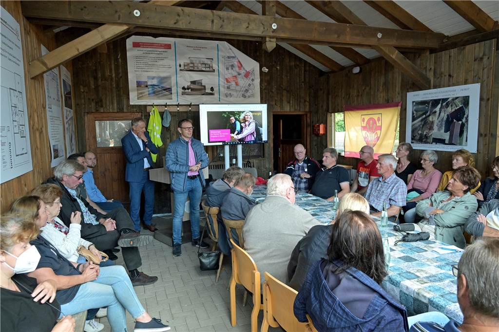 Viele Menschen in Werne-Horst fragen sich: Lohnt sich ein Gas-Anschluss? Bürgermeister Lothar Christ begrüßte die Westnetz-Vertreter und zahlreiche Menschen aus Horst zu der Gasnetz-Infoveranstaltung