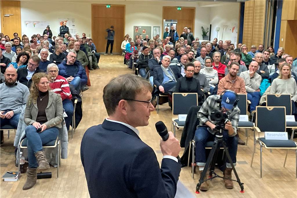 Infoabend Surfpark: Gutachter sehen kaum Hindernisse fürs Großprojekt Bürgermeister Lothar Christ eröffnete den Infoabend zum Surfpark und sprach von einem "weltweit einmaligen Projekt".