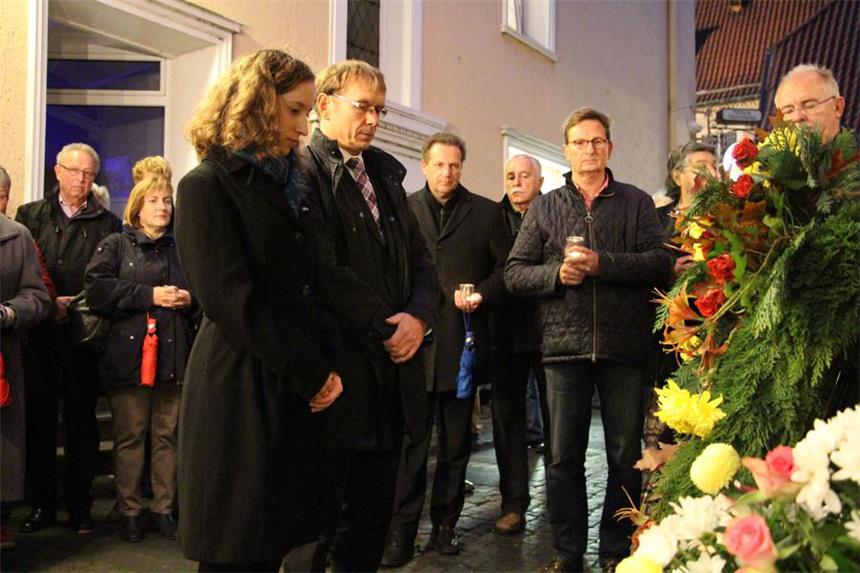 Pogromnachtsgedenken: Gemeinsam gegen den Hass Bürgermeister Lothar Christ hat gemeinsam mit der Studentin Jana Gieselmann, die im Sommer an einem sogenannten Workcamp in Riga arbeitete, einen Kranz niedergelegt.