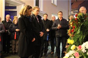 Bürgermeister Lothar Christ hat gemeinsam mit der Studentin Jana Gieselmann, die im Sommer an einem sogenannten Workcamp in Riga arbeitete, einen Kranz niedergelegt.