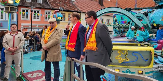 Im Video: Wernes Bürgermeister Christ eröffnet Sim-Jü und hat Probleme beim Fahnehissen
