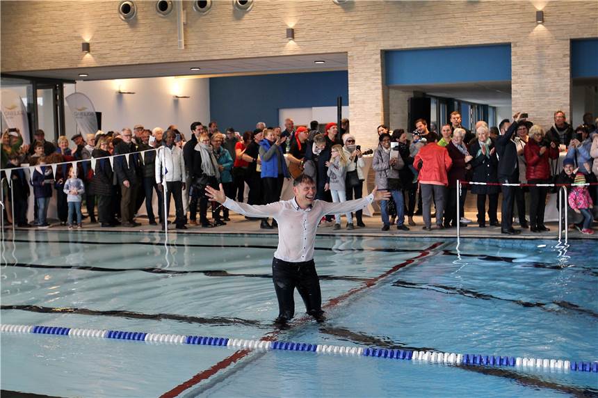 Bürgermeister Lothar Christ klatschnass: Die besten Bilder der Solebad-Eröffnung Bürgermeister Lothar Christ nach seinem Sprung vom Drei-Meter-Brett.