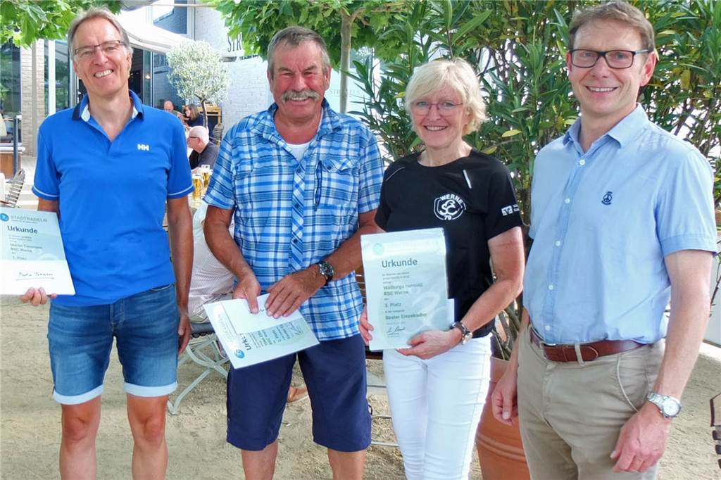 Stadtradeln 2023: Knacken Wernes Radler Marke von 108.000 Kilometern? Bürgermeister Lothar Christ (r.) ehrt auf diesem Archivbild die Einzel-Sieger beim Stadtradeln 2022.