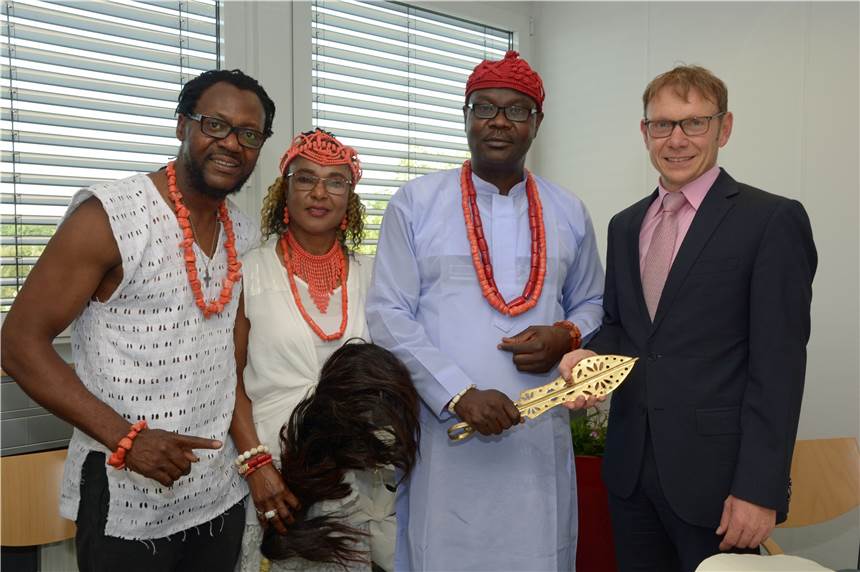 Darum hat sich ein Stammesoberhaupt aus Nigeria ins goldene Buch der Stadt eingetragen Bürgermeister Lothar Christ (r.) empfing am Freitag König Jeff Mafiana und seine Frau Rosemary Ngozi Mafiana. Das Königspaar ist in Werne zu Besuch, um Musiker Toni Tuklan zum Sprecher des Königs zu weihen.