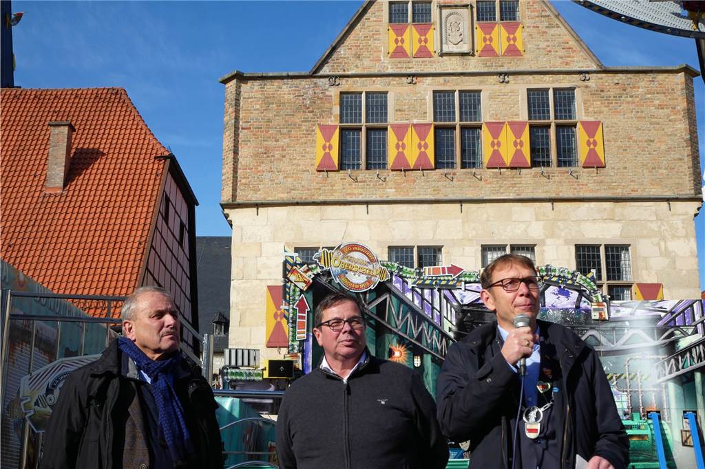 „Das war etwas für die Seele“: Stadt und Schausteller zufrieden mit Sim-Jü in Werne Bürgermeister Lothar Christ (r.) eröffnete gemeinsam mit den Schausteller-Funktionären Albert Ritter (l.) und Patrick Arens am Samstag die Sim-Jü in Werne. Drei Tage später ziehen die Verantwortlichen ein durch positives Fazit.