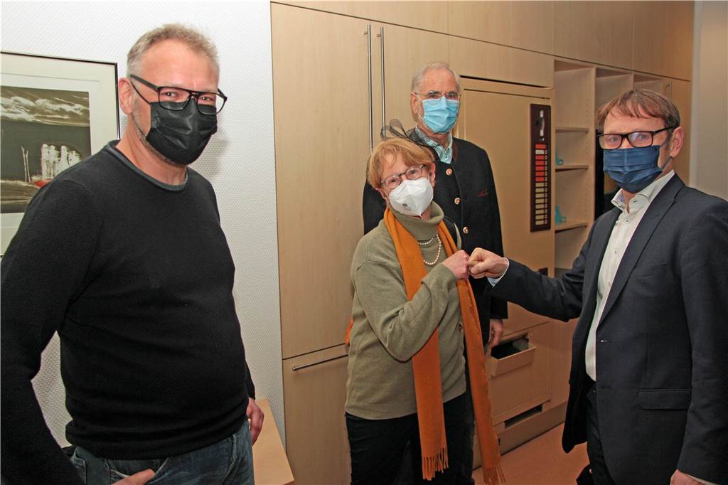 Nach Bürgerentscheid: BIN macht weiter - und hat schon ein neues Thema im Fokus Vier Menschen in einem Raum.