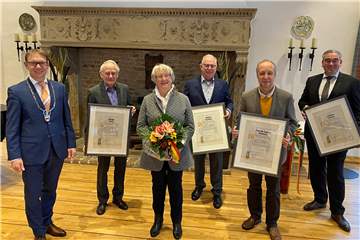 Bürgermeister Lothar Christ (v.l.) verabschiedete u. a. Theodor Stork, Annegret Lohmann, Michael Zurhorst, Prof. Andreas Heinecke und Christian Schmid.