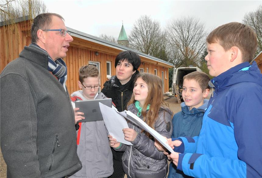 Bürgermeister Ludger Schnieder beantwortete die Fragen von Nils Hillger, Sarah Menz, Jan-Philipp Groth und Robert Hoffterheide (v.l.). Lehrerin Adeline Vöge (hinten) hatte das Gespräch angeregt.