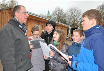 Bürgermeister Ludger Schnieder beantwortete die Fragen von Nils Hillger, Sarah Menz, Jan-Philipp Groth und Robert Hoffterheide (v.l.). Lehrerin Adeline Vöge (hinten) hatte das Gespräch angeregt.