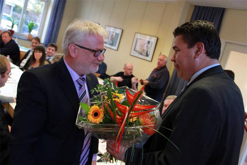 Bürgermeister Mario Löhr (r.) beglückwünschste Stefan Kühnhenrich, den neuen Vorsitzenden des SPD-Stadtverbandes, als einer der ersten.