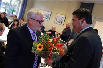 Bürgermeister Mario Löhr (r.) beglückwünschste Stefan Kühnhenrich, den neuen Vorsitzenden des SPD-Stadtverbandes, als einer der ersten.