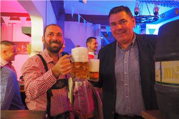 Bürgermeister Mario Löhr (r.) und Inhaber Erdal Macit haben 2018 auf das zweite Borker Oktoberfest angestoßen.