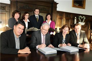 Bürgermeister Mario Löhr (vorne v.l.), Gerd Treczak und Marioa Allnoch, die Geschäftsführer der neuen Selm Netz GmbH & Co. KG und Rainer Hegmann, Hauptregionsleiter der RWE Deutschland bei der Vertragsunterzeichnung. Kämmerin Sylvia Engemann (hinten v.l.), Simone Ehlen (RWE), Benedikt Doms (Kanzelei Becker, Büttner, Heldt) und Carola Stühmeyer (RWE) haben den Prozess begleitet.