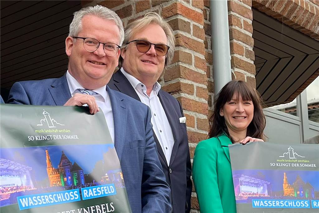 „musik:landschaft westfalen“: „Raesfeld ist unser Leuchtturm-Standort“ Bürgermeister Martin Tesing, Dirk Klapsing, Intendant der "musik:landschaft westfalen",, sowie Laura Tepaße, Kommunalmanagerin von Westenergie mit Plakaten