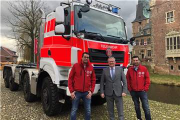 Bürgermeister Martin Tesing (M.) besuchte die Brüder Maik (l.) und Lars Friedrich bei der Übergabe von Feuerwehr-Trucks an die Feuerwehr Brandenburgs.