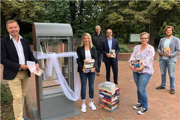 Bürgermeister Mike Rexforth freut sich über den neuen Bücherschrank, der von den Patinnen Claudia Fröhlich und Yvonne Gretzinger betreut wird (vorne v.l.). Hans-Jürgen Greve hat den Schrank gebaut, der mit Hilfe von innogy-Kommunalbetreuer Dirk Krämer und dem scheidenden Klimaschutzmanager Thomas Heer (hinten v.l.) seinen Weg nach Schermbeck fand.
