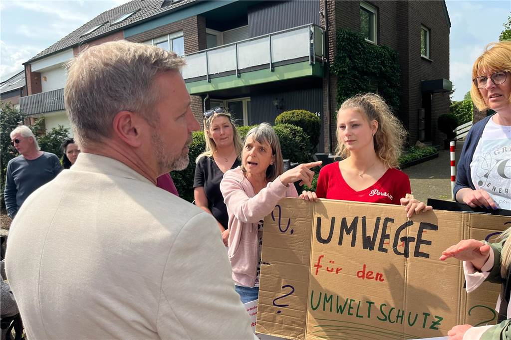 Bürgermeister Mike Rexforth im Gespräch mit weiteren Anwohnern. der Marellenkämpe.