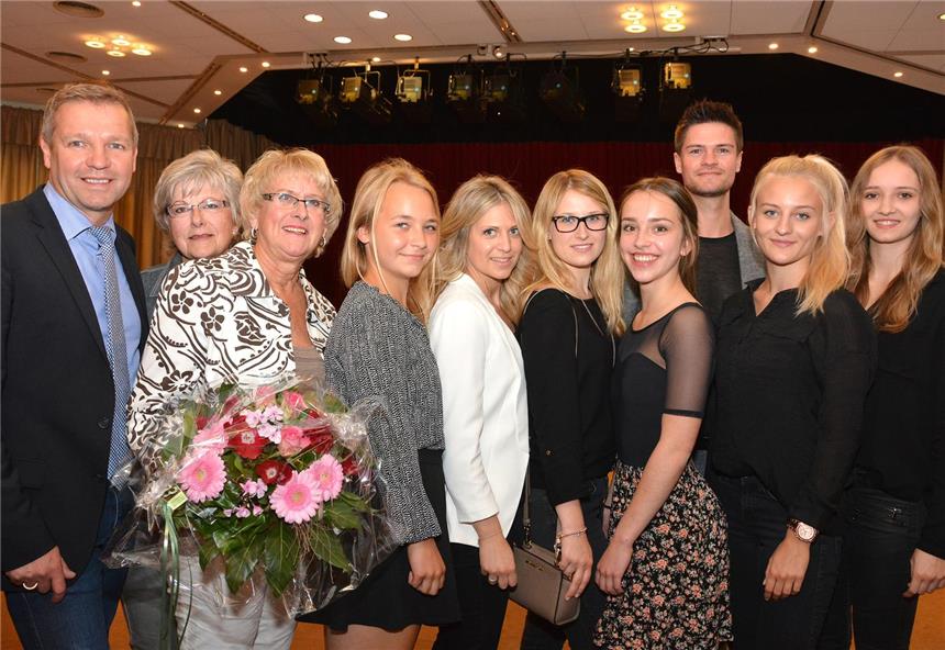 Großes Lob für Tänzerinnen Bürgermeister Mike Rexforth (l.) lobte die Vorstandsmitglieder des Tanzclub Grün-Weiß SChermbeck und dessen Formation "Dancing Rebels" samt Tänzerinnen und Trainerteam für die Qualifikation zur Weltmeisterschaft im Jazz- und Modern Dance.