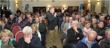 Bürgermeister Mike Rexforth leitete die Fragerunde der Zuhörer beim Info-Abend im Saal der Gaststätte Ramirez.