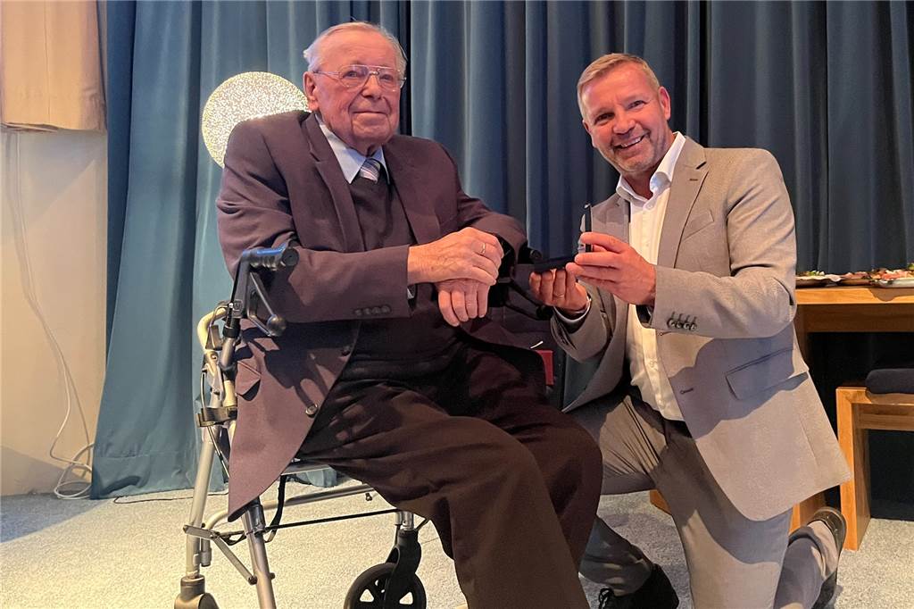Vorbilder: Heinz Janzen (86) und Brigitte Straus (77) zeigten herausragendes Engagement Bürgermeister Mike Rexforth übergab die Ehrenamtsmedaille der Gemeinde Schermbeck an Heinz Janzen.
