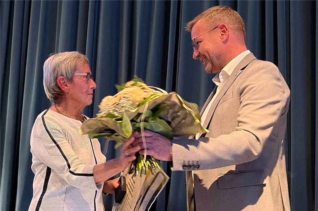 Vorbilder: Heinz Janzen (86) und Brigitte Straus (77) zeigten herausragendes Engagement Bürgermeister Mike Rexforth überreicht Brigitte Straus einen Blumenstrauß.