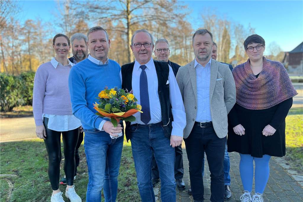 Mike Rexforths „Ziehvater“ wird „Freizeit-Millionär“ Bürgermeister Mike Rexforth und mehrere Mitarbeiter der Gemeinde Schermbeck verabschiedeten Winfried Thomann in den Ruhestand.