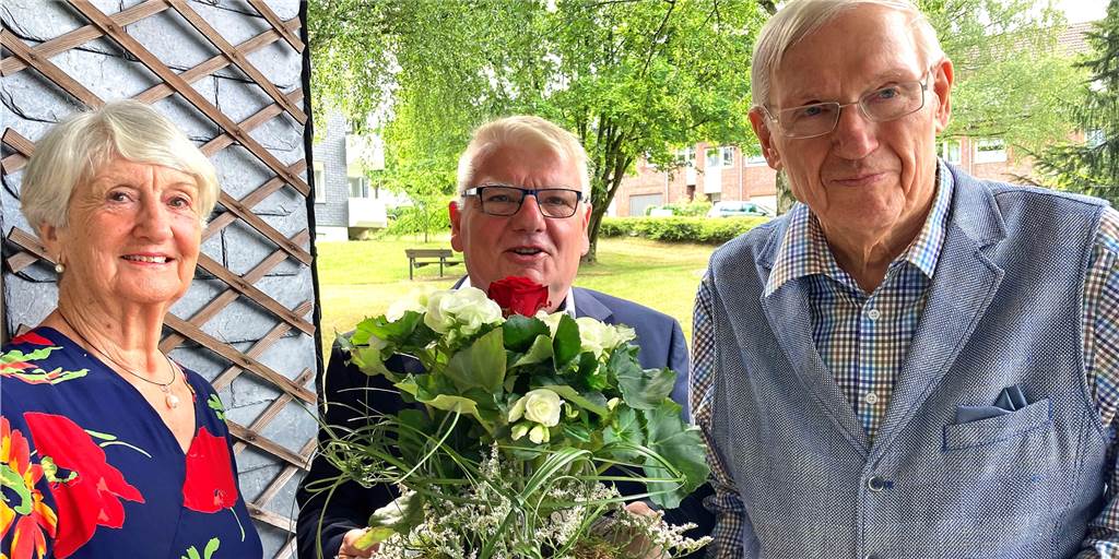 Schicksalhafte Begegnung am Rhein: Willi und Anne Marie Tietz sind seit 60 Jahren verheiratet Bürgermeister Norbert Schilff gratulierte Anne Marie und Willi Tietz zur Diamantenen Hochzeit. Er besuchte das Paar mit Blumen und Urkunde.