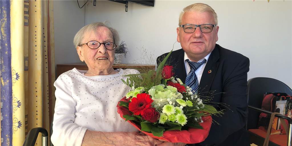 Älteste Dortmunderin wird 108 – Bürgermeister macht ihr ein Versprechen Herta Gontz, Dortmunds älteste Bürgerin, und Bürgermeister Norbert Schilff.
